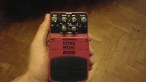 BEHRINGER UM 300 ULTRA METAL