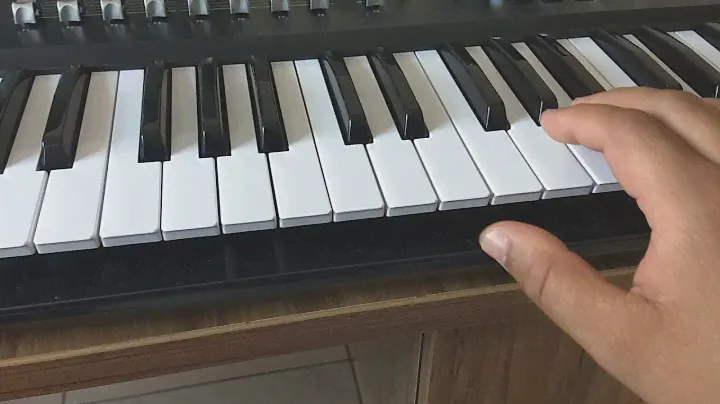 Behringer Motor 61 com volume diferentes entre teclas brancas e pretas.