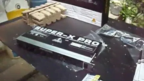 Crossover Behringer CX2310 Unboxing