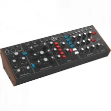 Клавишный инструмент Behringer MODEL D