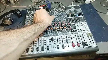 Prueba rápida para cliente/ venta. Mix behringer 1832. (La distorsión es por satuacion mic de celu)