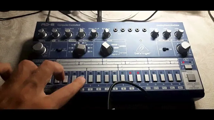 Phil Collins - In The Air Tonight. (Попытка повторить драм партию на Behringer RD-6 BU)