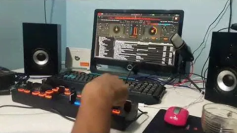 Controladora DJ Midi CMD Micro da Behringer. Compacta, simplória, porém eficiente.